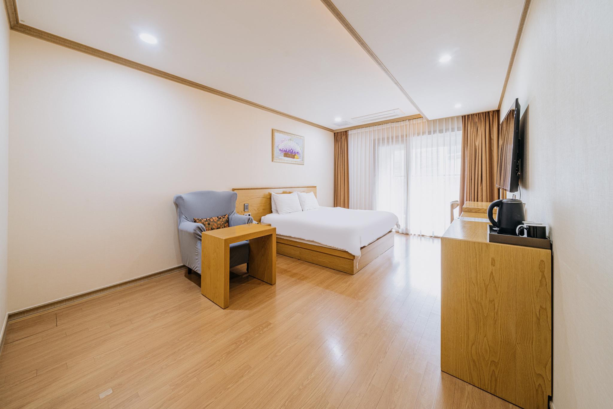Deluxe, King Bed, Terrace or Bathtub