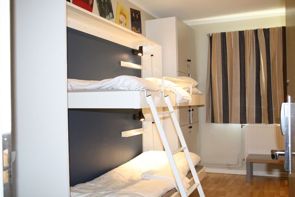 ROOM, QUADRUPLE, PRIVATE BATHROOM