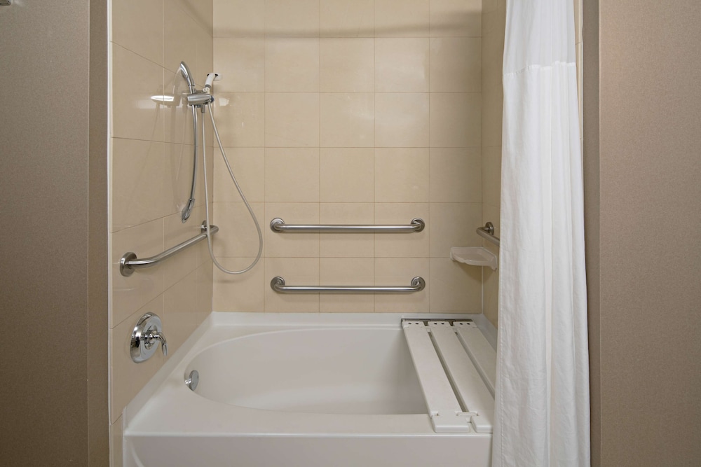 Hampton Inn Visalia 17/47