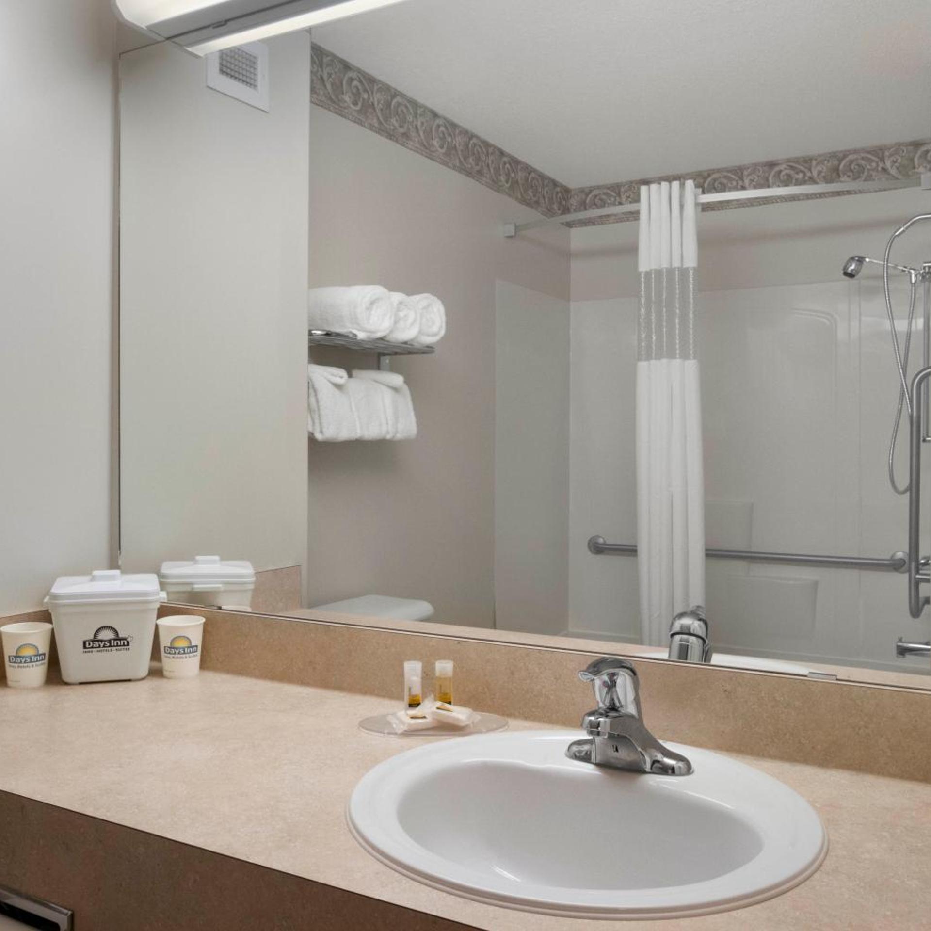غرفة بسرير كوين لذوي الإعاقة، Days Inn Red Deer 2/3