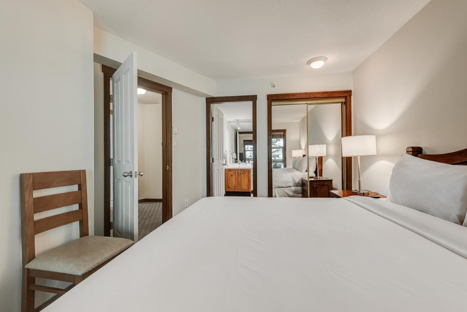 2 Bedrooms, Suite, Kitchen