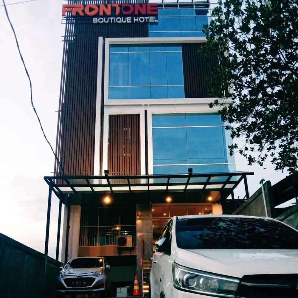 Front One Boutique Tugu Muda Semarang 2/25