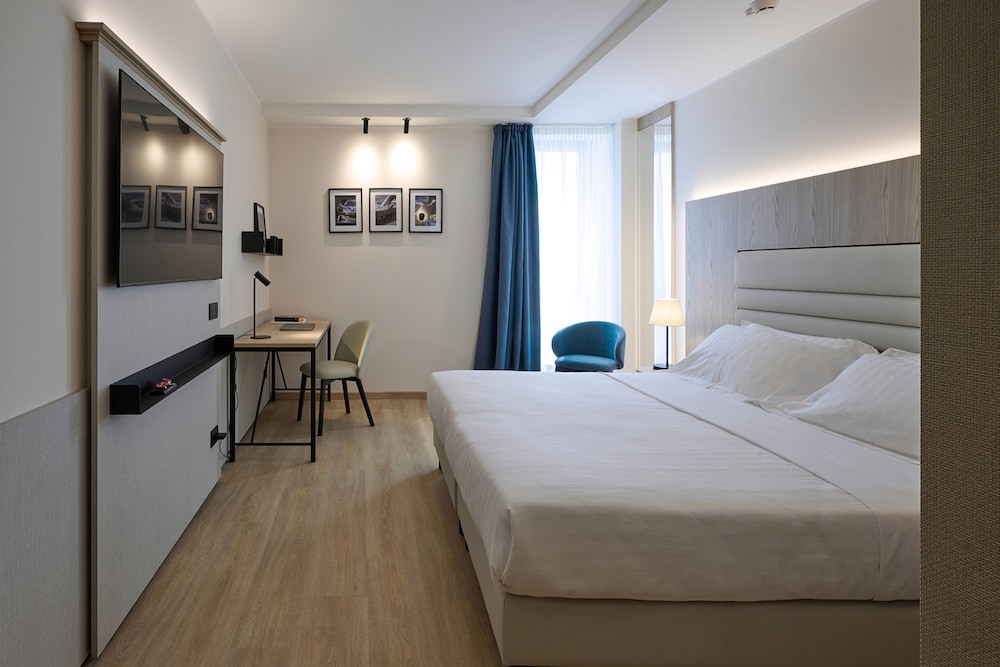 STANDARD HOTEL RAFFAELLO 6/25