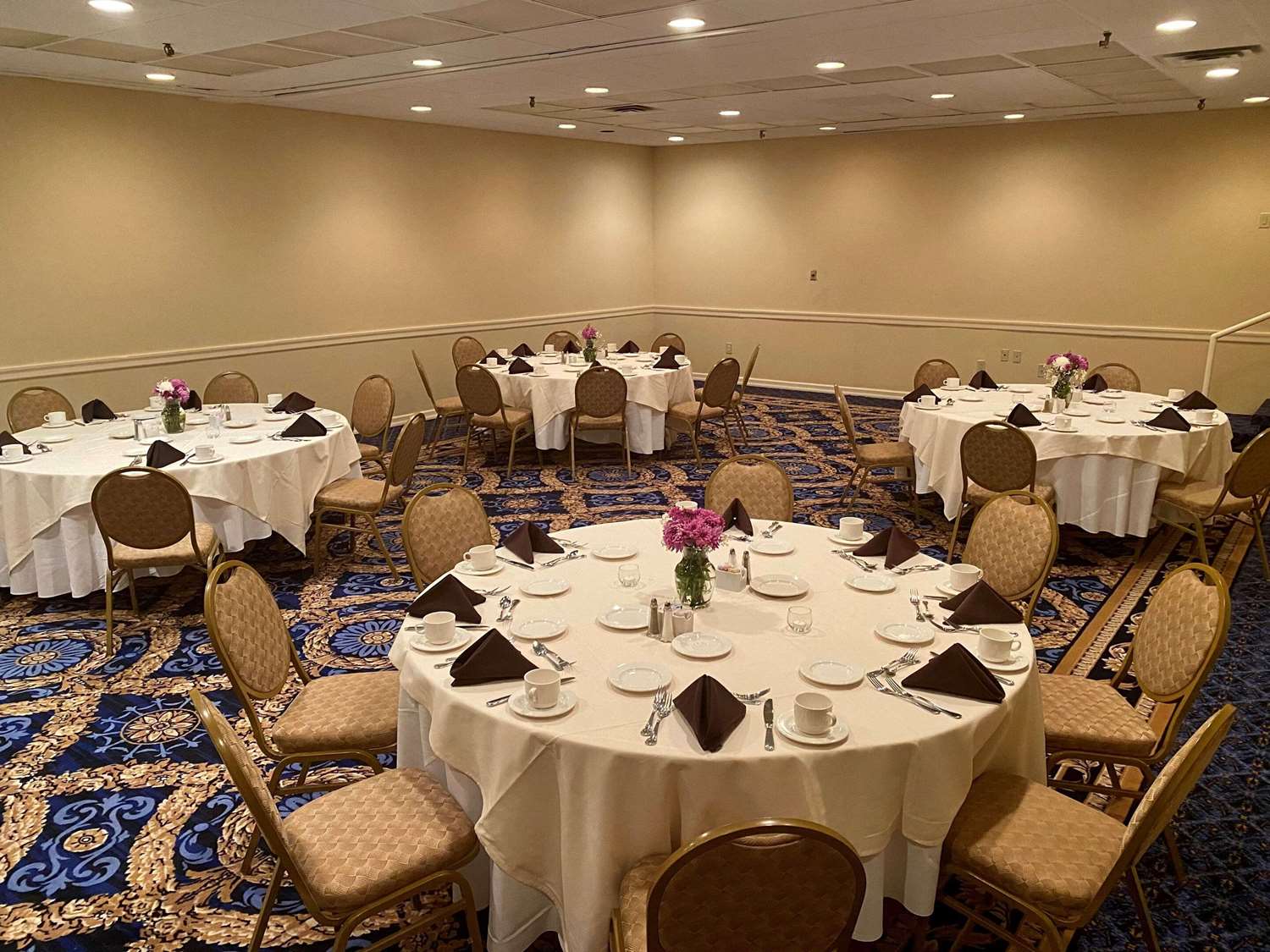 Radisson Hotel Philadelphia Northeast 70/79