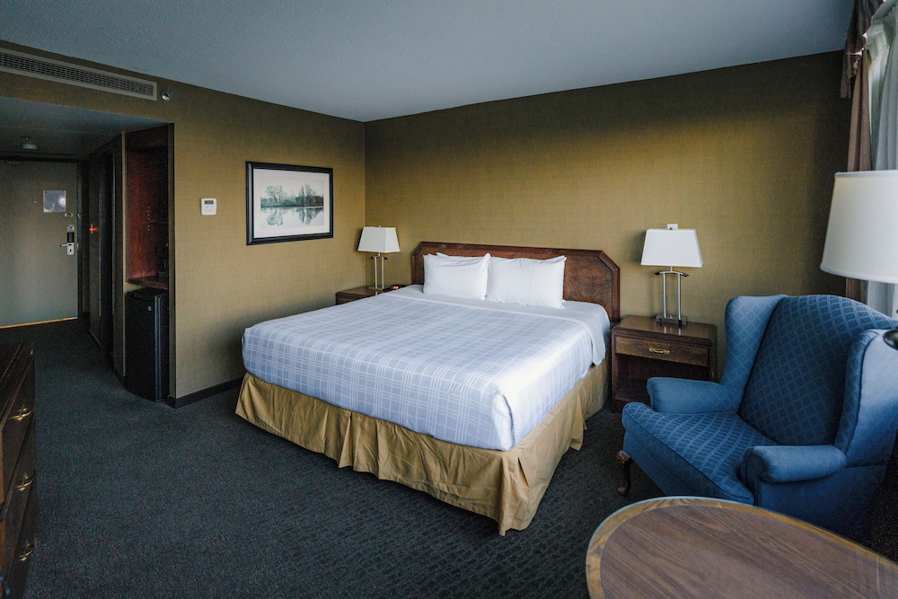 STANDARD, KING BED, CITY VIEW