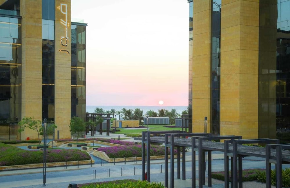 Views Hotel And Residence 68/69