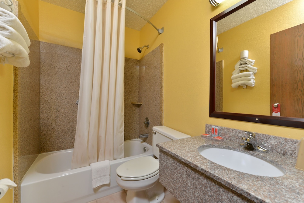 Econo Lodge Cartersville Emerson Lake Point 15/36
