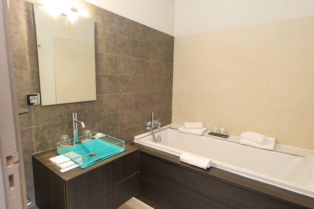 Chateau Lacan Hotel 47/50