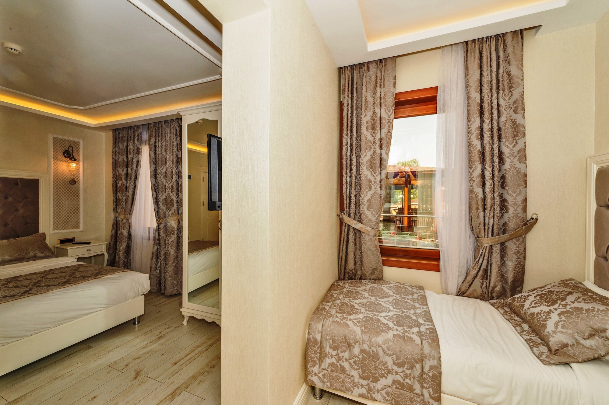 غرفة ثلاثية بسرير مزدوج وسرير فردي، Zeynep Sultan Hotel 2/4