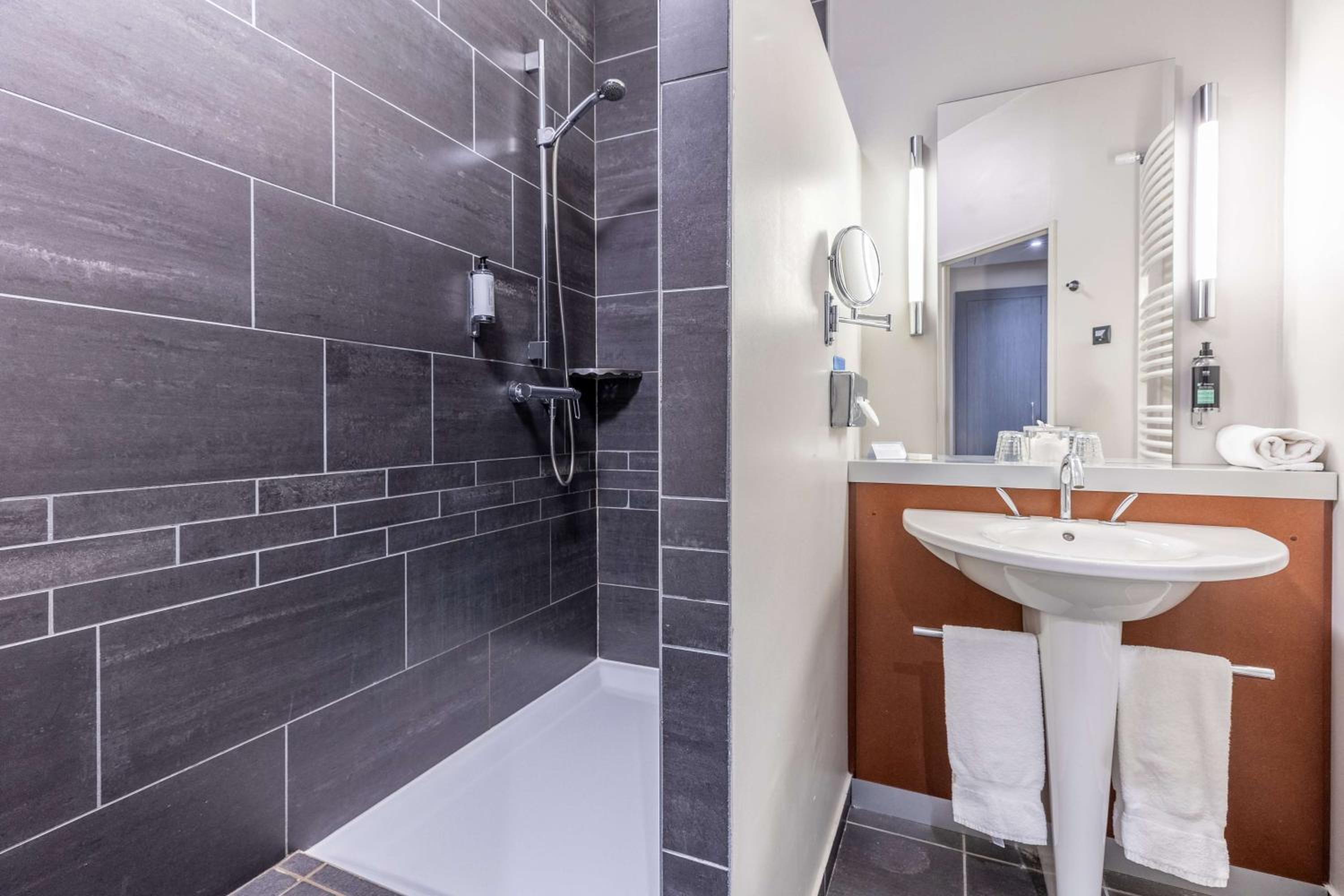 غرفة عائلية بسرير فردي وسرير كوين، Best Western Plus Hotel Gergovie 3/13
