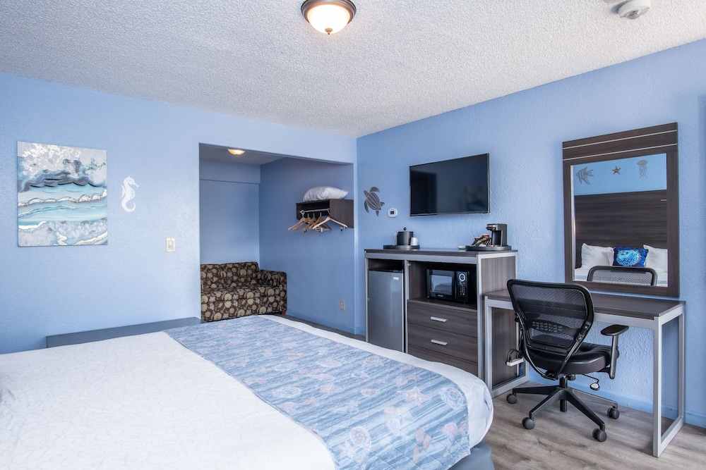 غرفة قياسية بسرير كينج مع أريكة، Aqua Breeze Inn 2/3