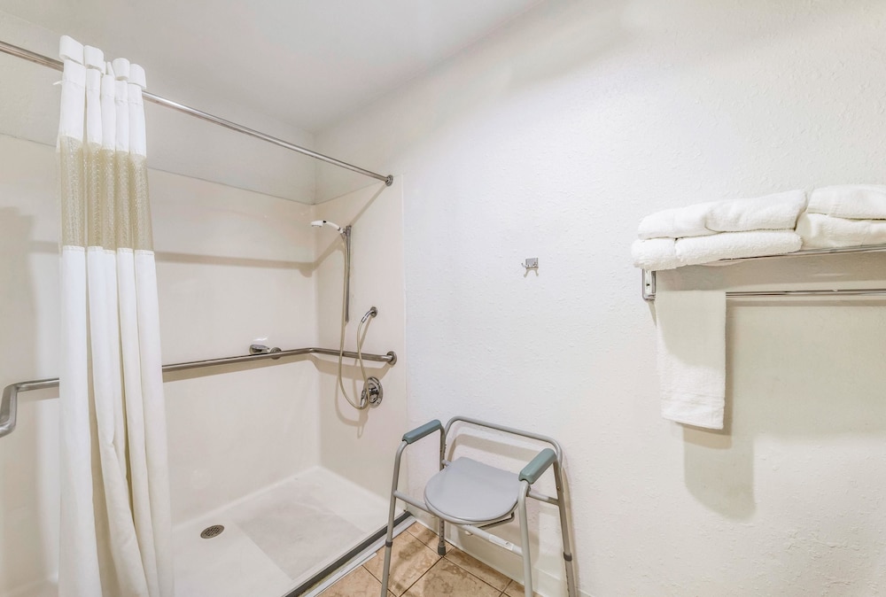 Travelodge by Wyndham Decatur TX 6/39