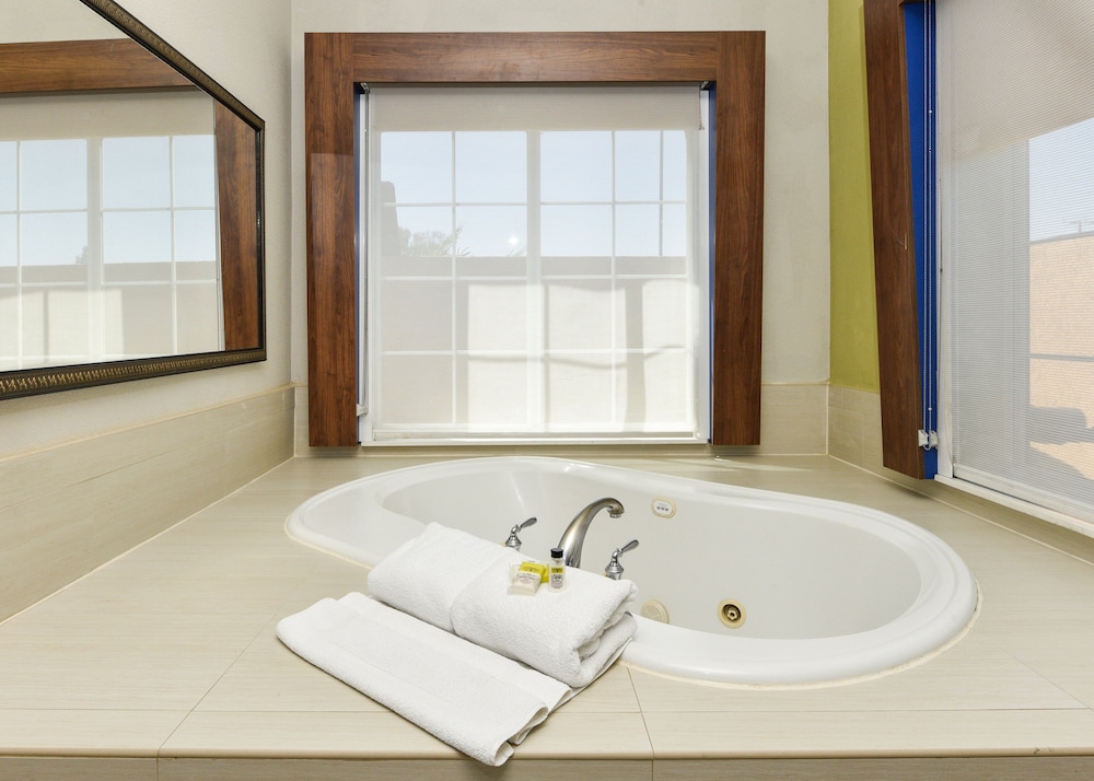 Holiday Inn Express Hotel & Suites Corona 35/57