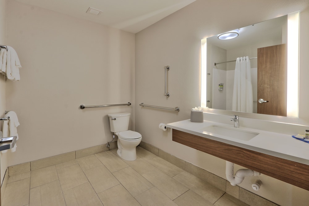 Holiday Inn Express & Suites Albuquerque East 14/34