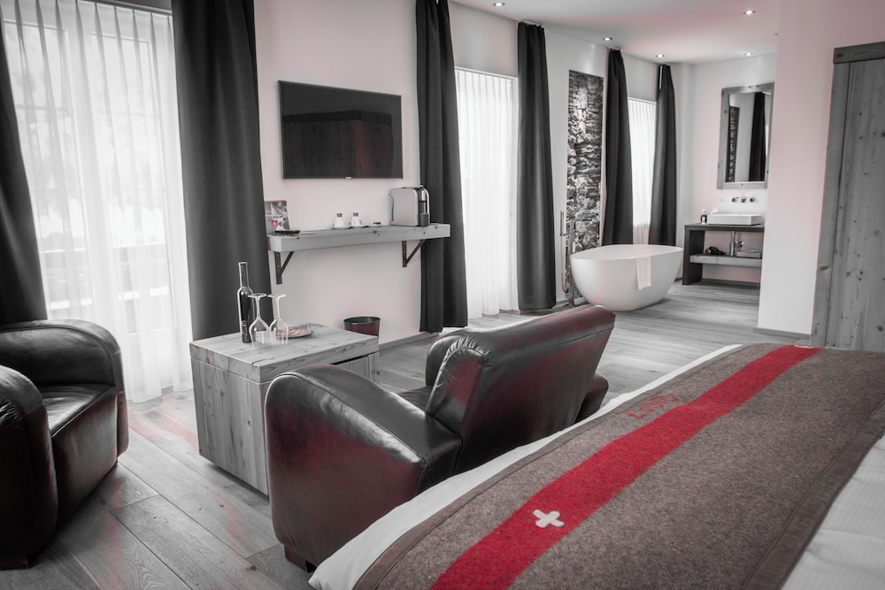 Superior, King Bed, Valley View, Balcony