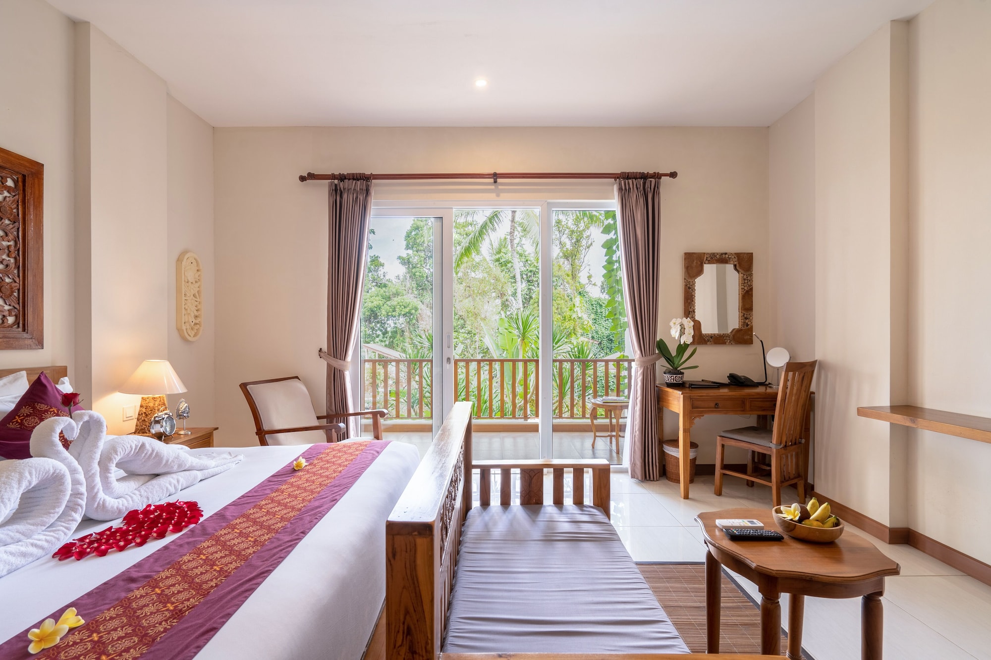 JUNIOR SUITE, POOL VIEW, BALCONY