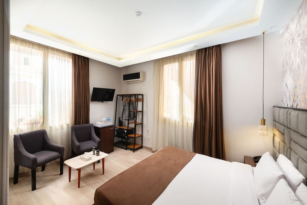 Capital Hotel 28/50