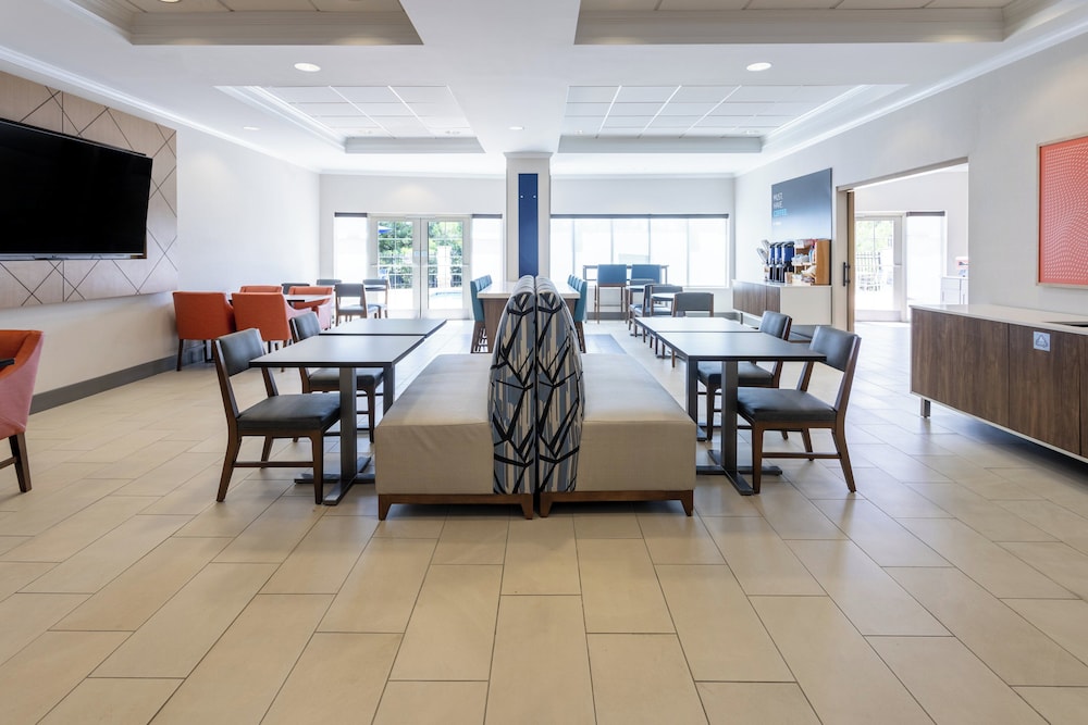 Holiday Inn Express Hotel and Suites Columbus At Northlake 47/57
