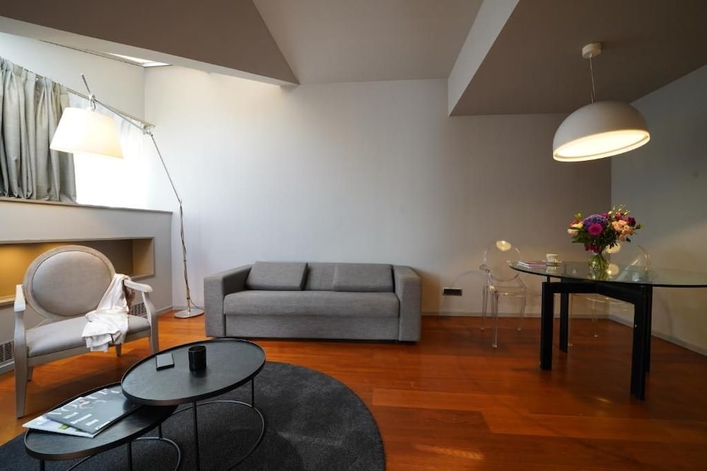987 Prague Hotel 42/56