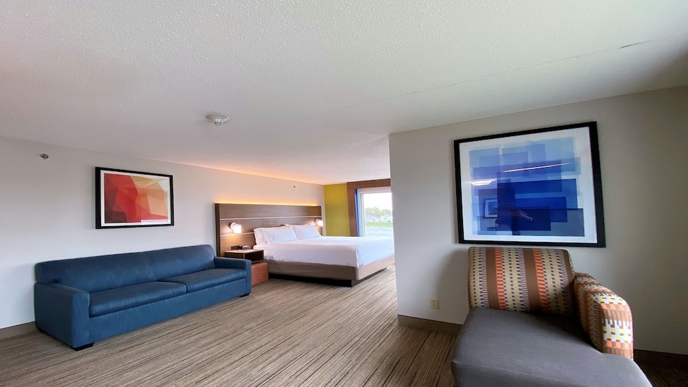 Holiday Inn Express Suites Somerset Central 37/76
