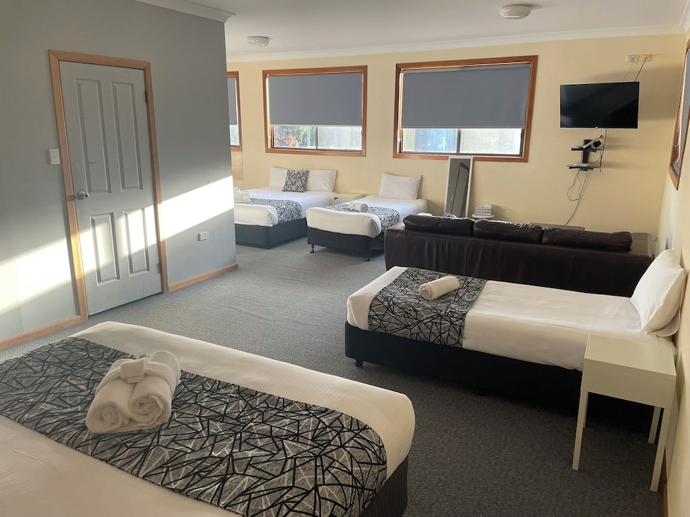 Coastal Bay Motel 35/66