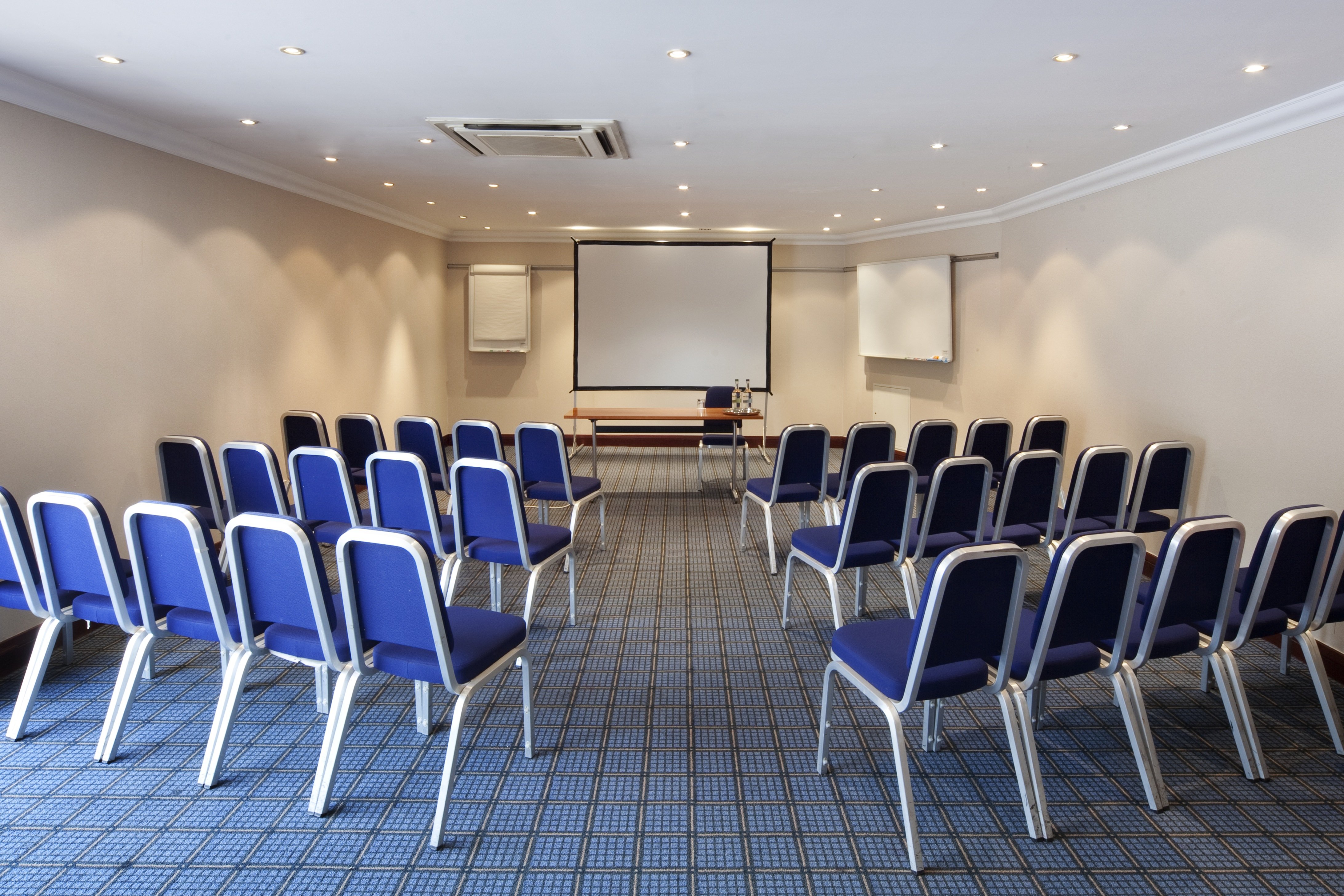 HOLIDAY INN GLASGOW AIRPORT 68/80