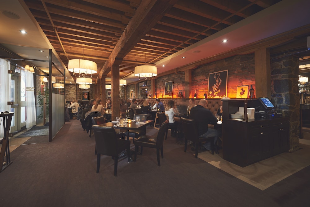 The Murray Premises Hotel 41/55