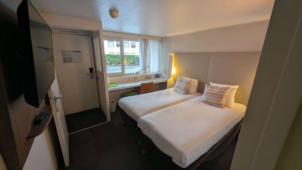 غرفة قياسية بسريرين منفصلين، Hotel Campanile Montesson Le Vesinet 2/10