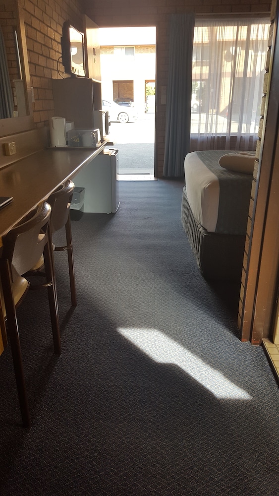 ROYAL PALMS MOTOR INN 61/76