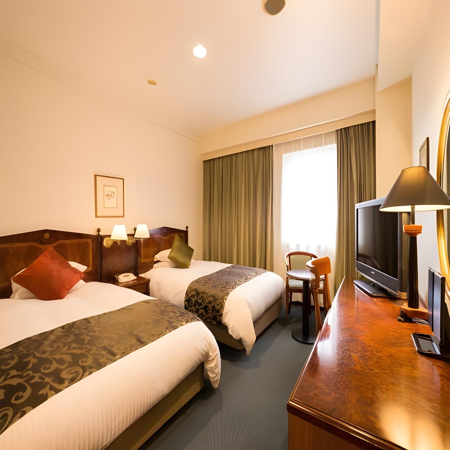 غرفة قياسية بسرير نصف مزدوج وسريرين منفصلين