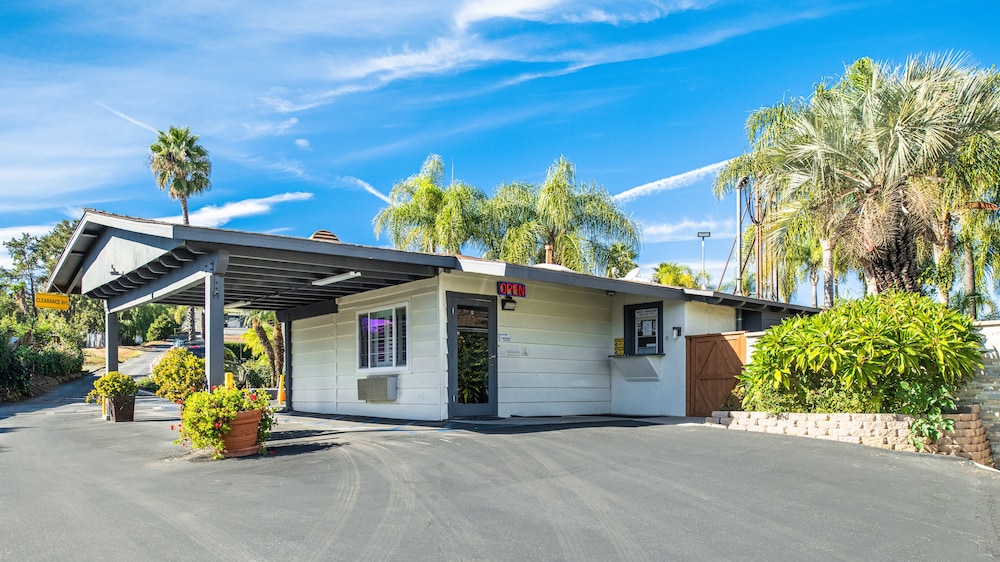 Fallbrook Country Inn 8/65