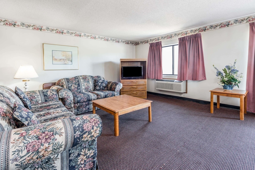 Super 8 by Wyndham Du Quoin 16/23