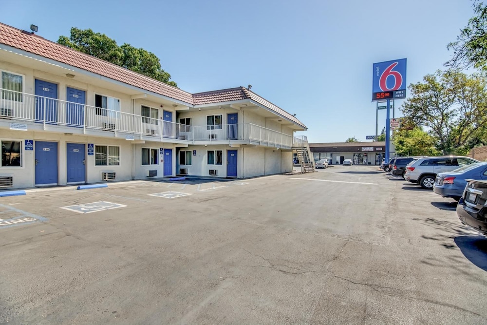 Motel6 Stockton, CA - North 34/46