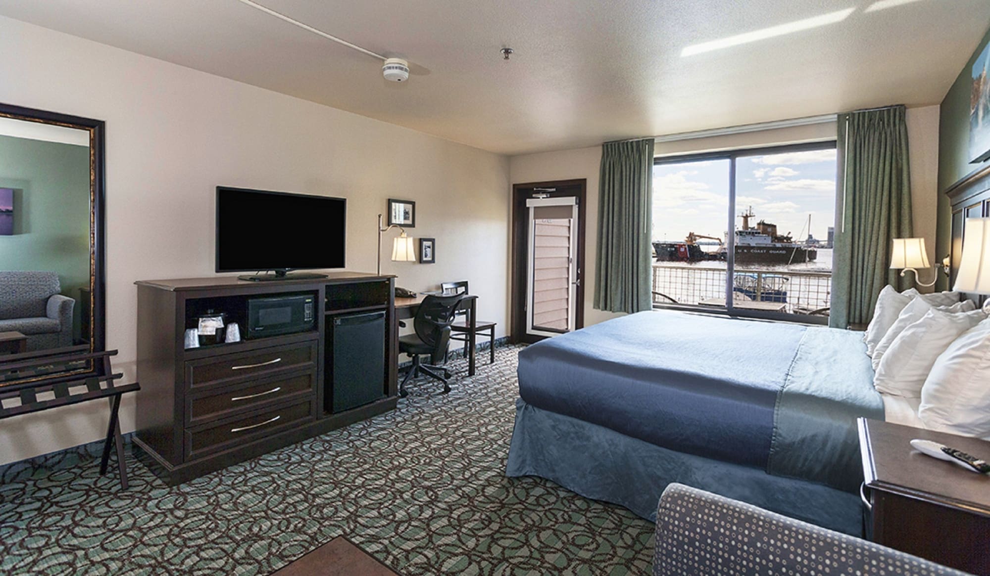غرفة بسرير كينج بإطلالة على المرفأ مع أريكة، Park Point Marina Inn 3/9