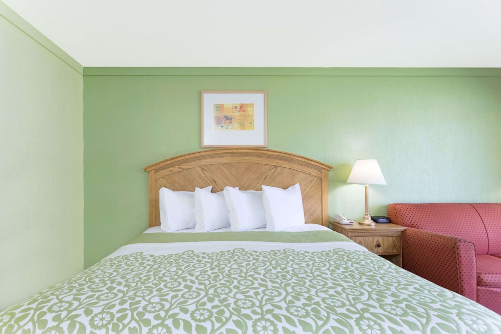 Days Inn By Wyndham Washington 10/17