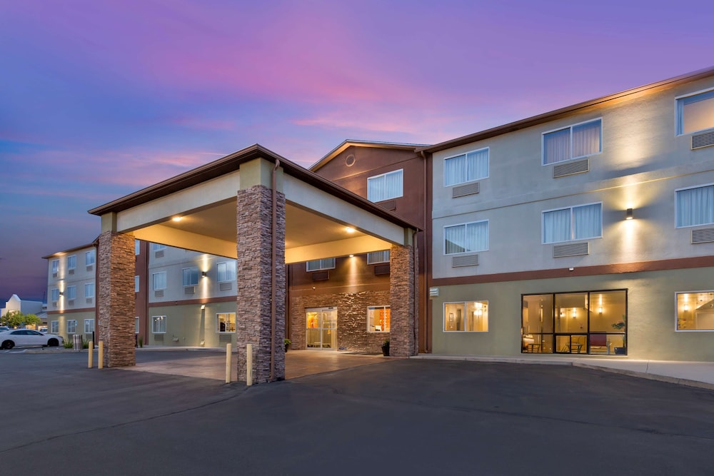 Best Western Plus The Four Corners Inn 4/69