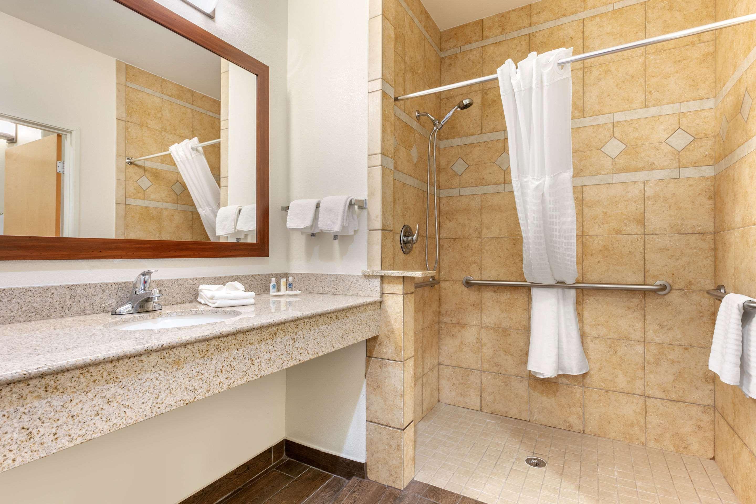 جناح بسرير كينج، Comfort Suites Batesville, AR 7/7