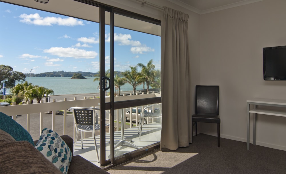 Breakwater Motel 6/60