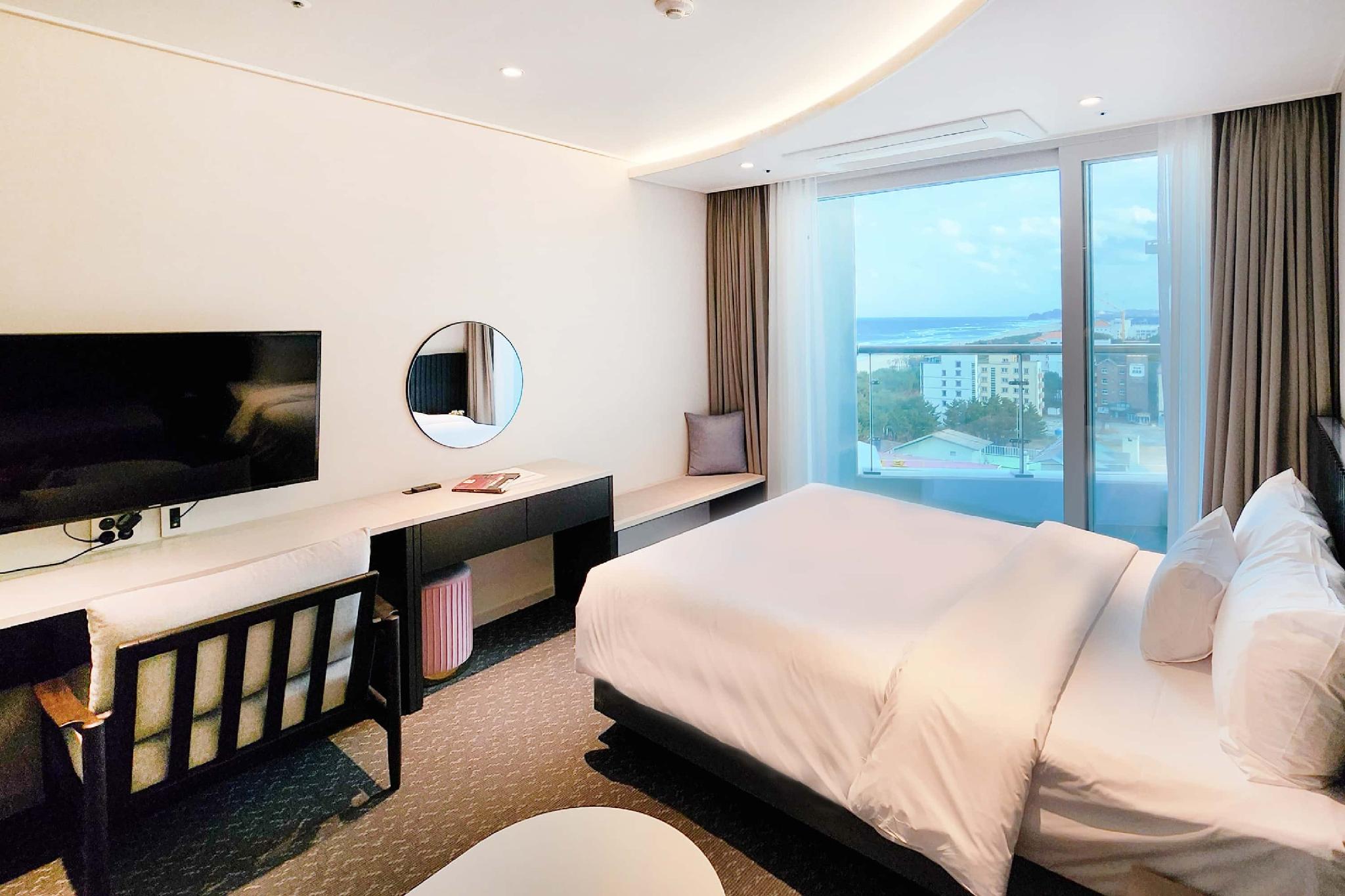 Beach, Superior, Queen Bed