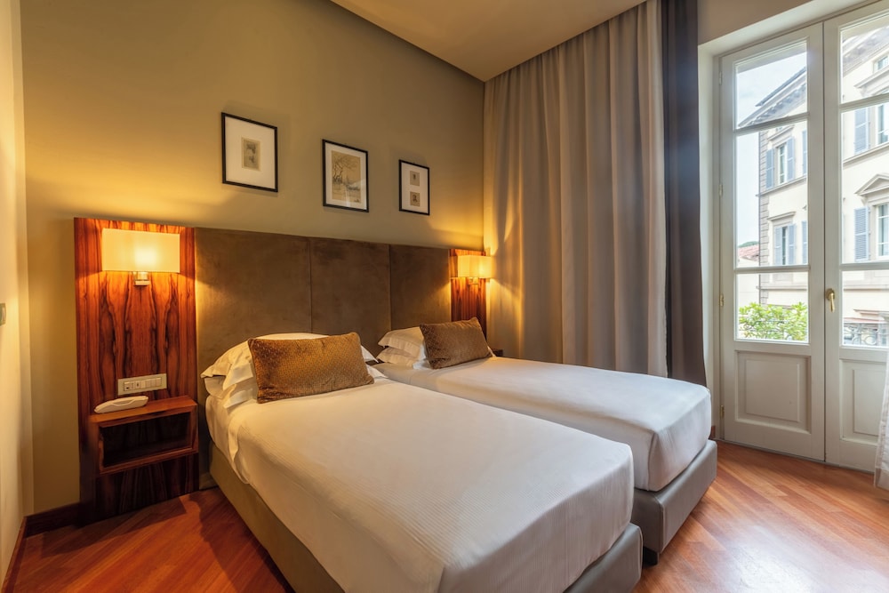DELUXE, DOUBLE OR TWIN BED