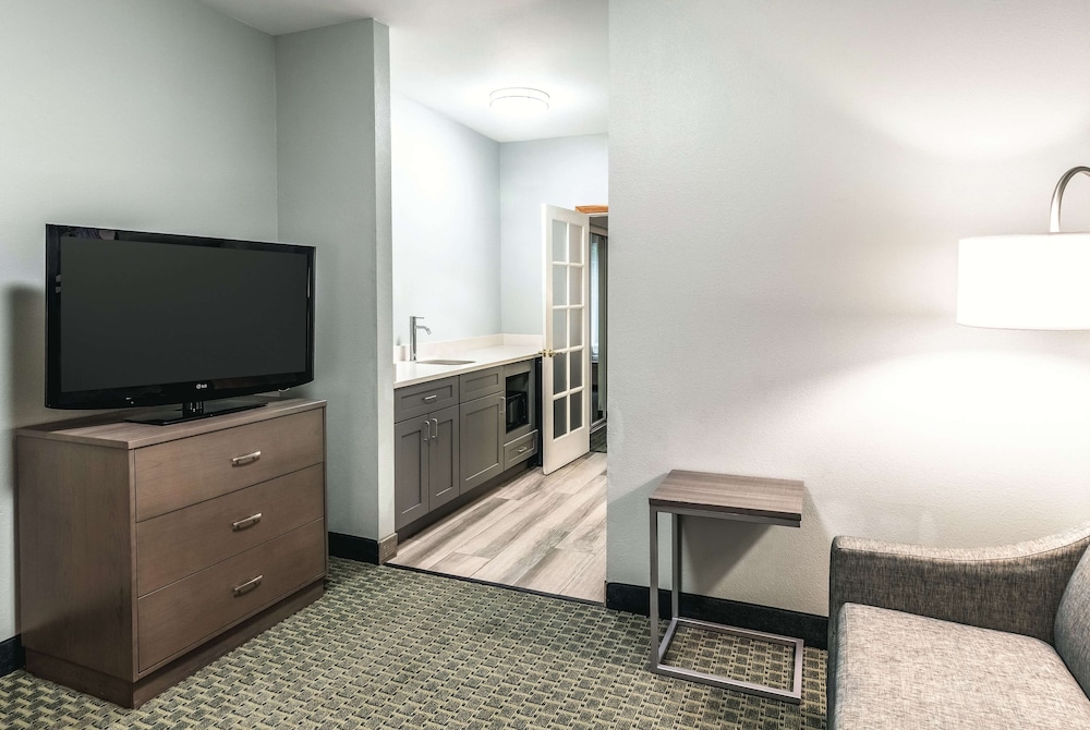 La Quinta Inn Suites By Wyndham Newport 18/40
