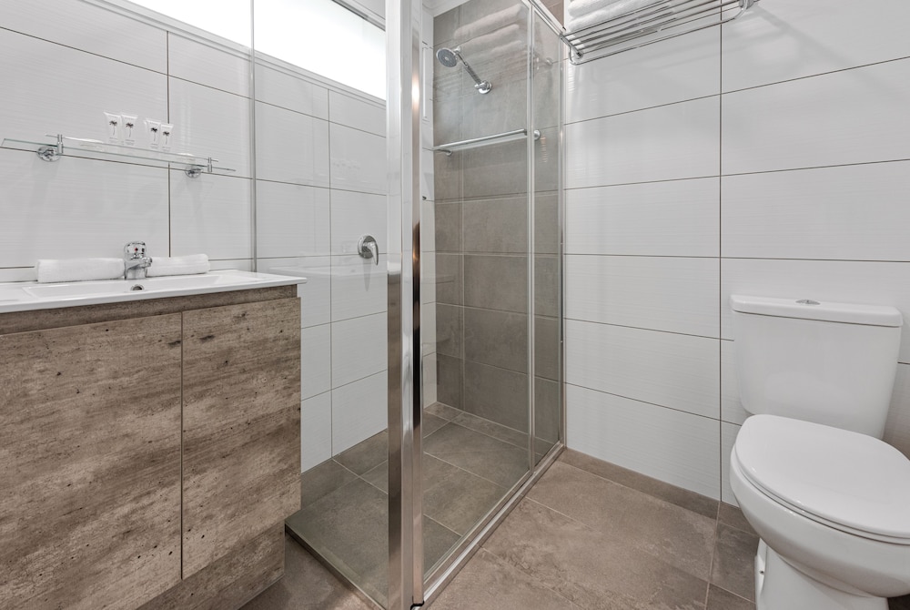 Fawkner Suites Serviced Apartments 60/64