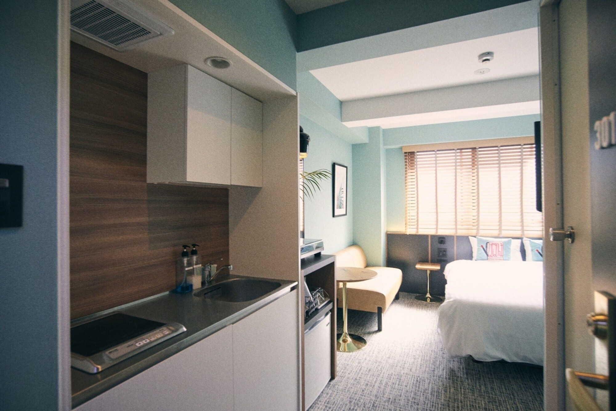 SUPERIOR, QUEEN BED, KITCHEN