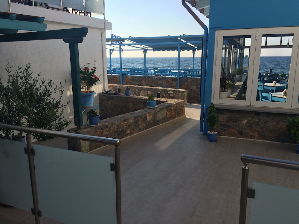 Socrates Apartments &amp; Restaurant 24/48