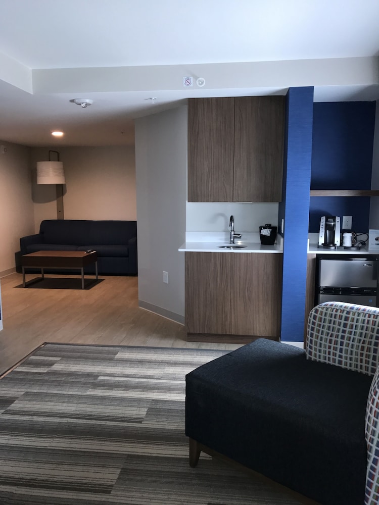 Holiday Inn Express & Suites Miami Airport East 31/69