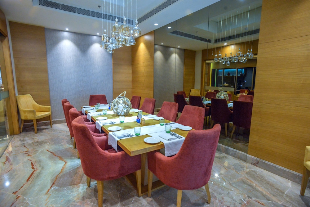 Efcee Sarovar Premiere Bhavnagar 52/52