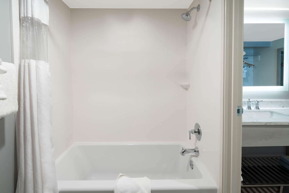 Ramada by Wyndham Burbank Airport 18/51