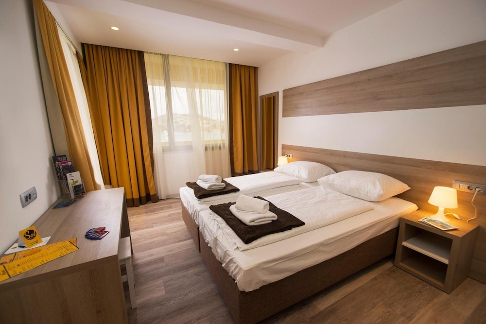 ROOM, DOUBLE OR TWIN BED