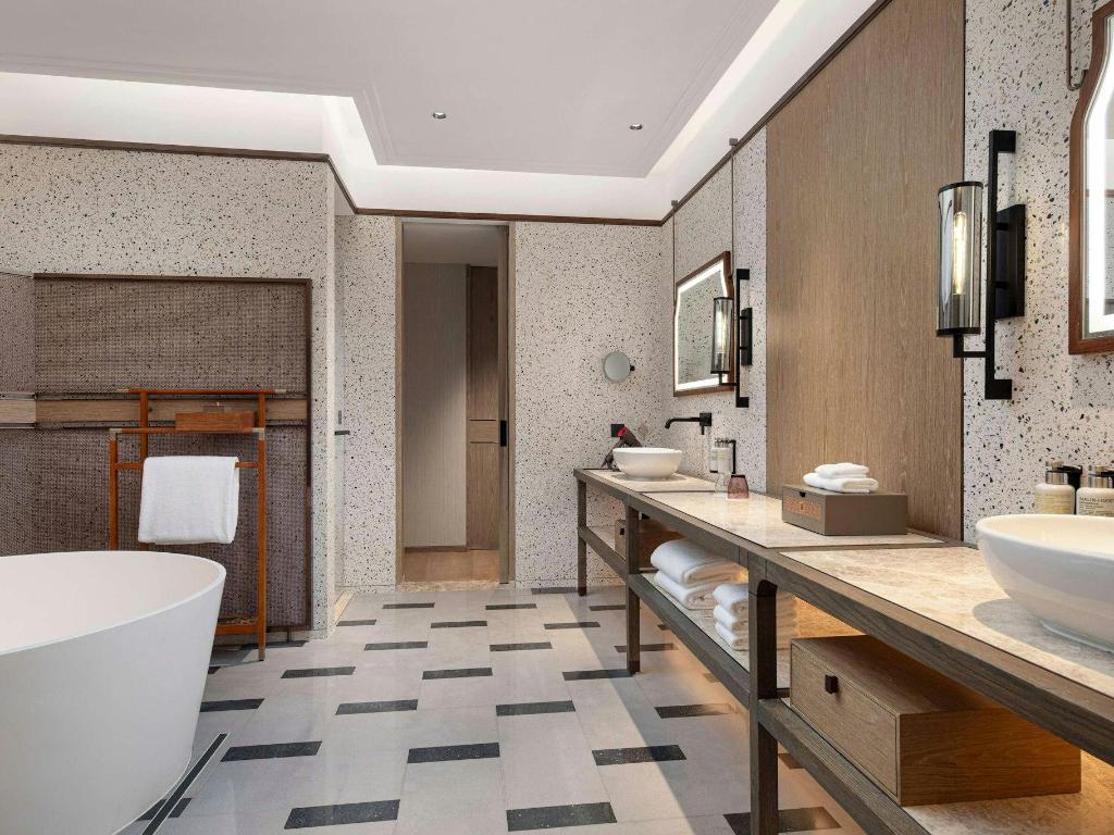 SKY, HERITAGE, DELUXE, PAVILION, SUITE, KING BED, SOFA