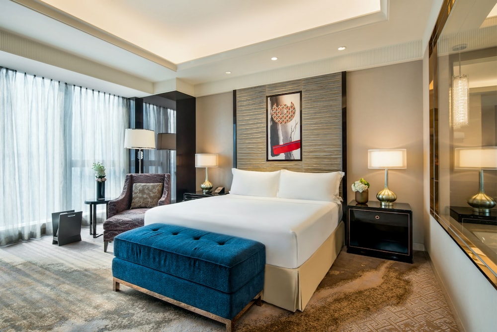FAIRMONT, KING BED